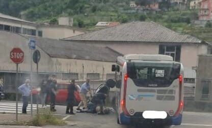 Autobus scontra studente in scooter, portato al Pronto Soccorso