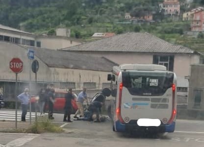 Autobus scontra studente in scooter, portato al Pronto Soccorso