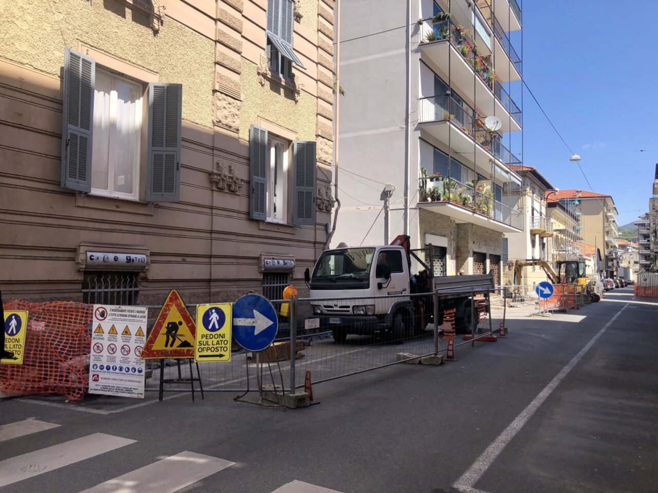 In corso gli interventi di restyling dei marciapiedi di Via Cesare Battisti