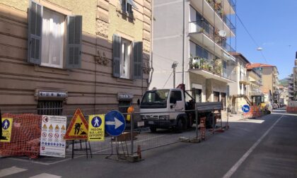 In corso gli interventi di restyling dei marciapiedi di Via Cesare Battisti