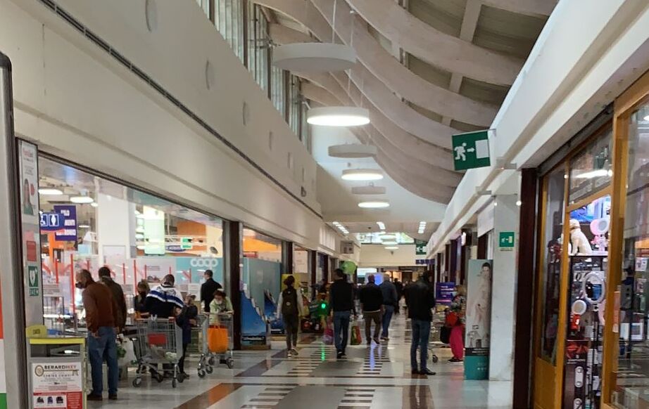 Riaprono i centri commerciali dopo la pandemia, afflusso ordinato