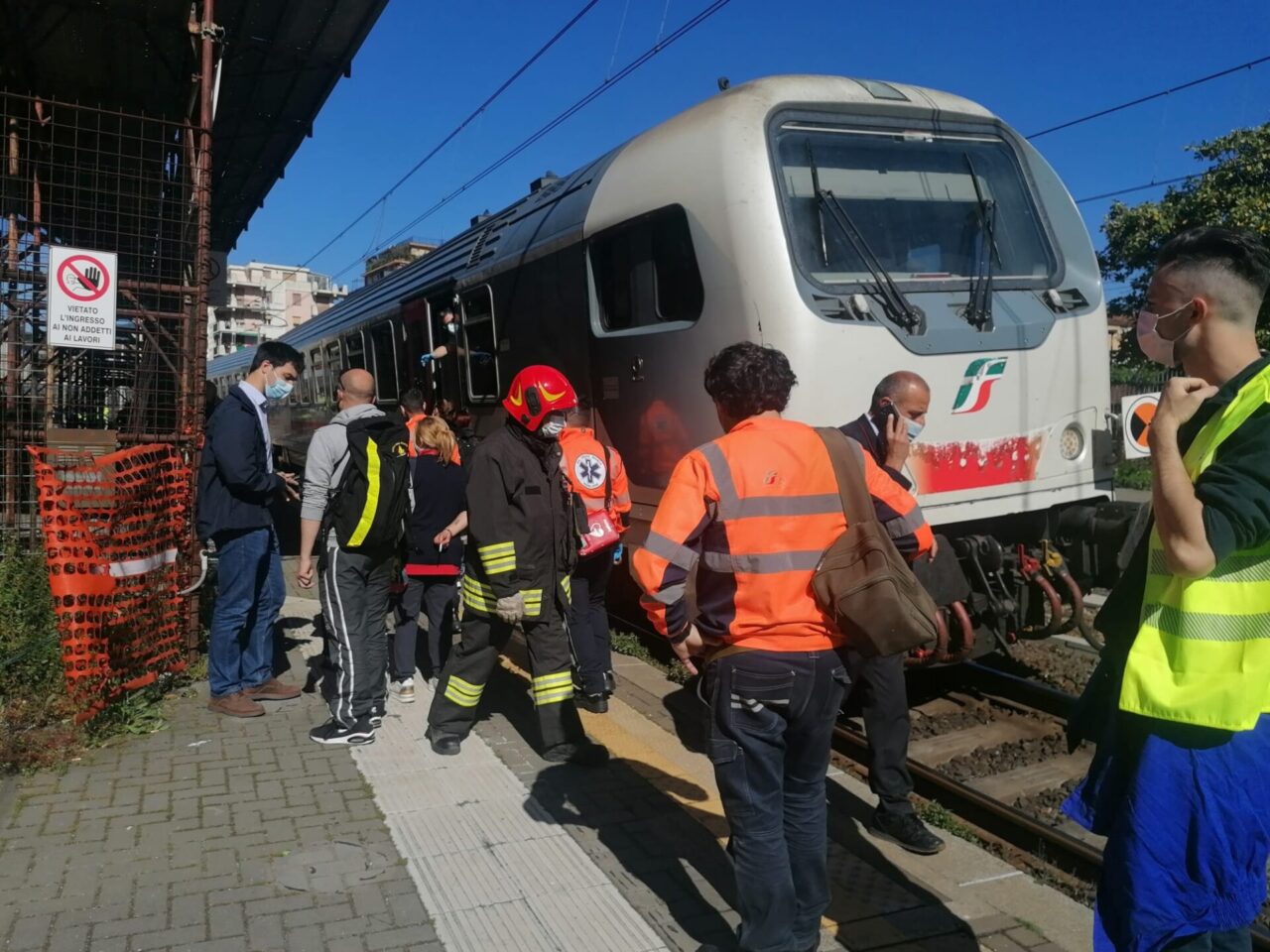 Finisce sotto un treno a Rapallo, circolazione ferroviaria sospesa