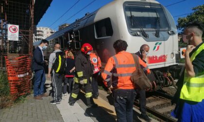 Finisce sotto un treno a Rapallo, circolazione ferroviaria sospesa