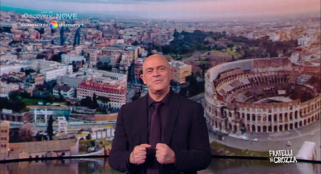 Crozza: “Guardate quei pilastri lì, sembrano dei cracker. Non vedono manutenzione dai tempi di Asterix”