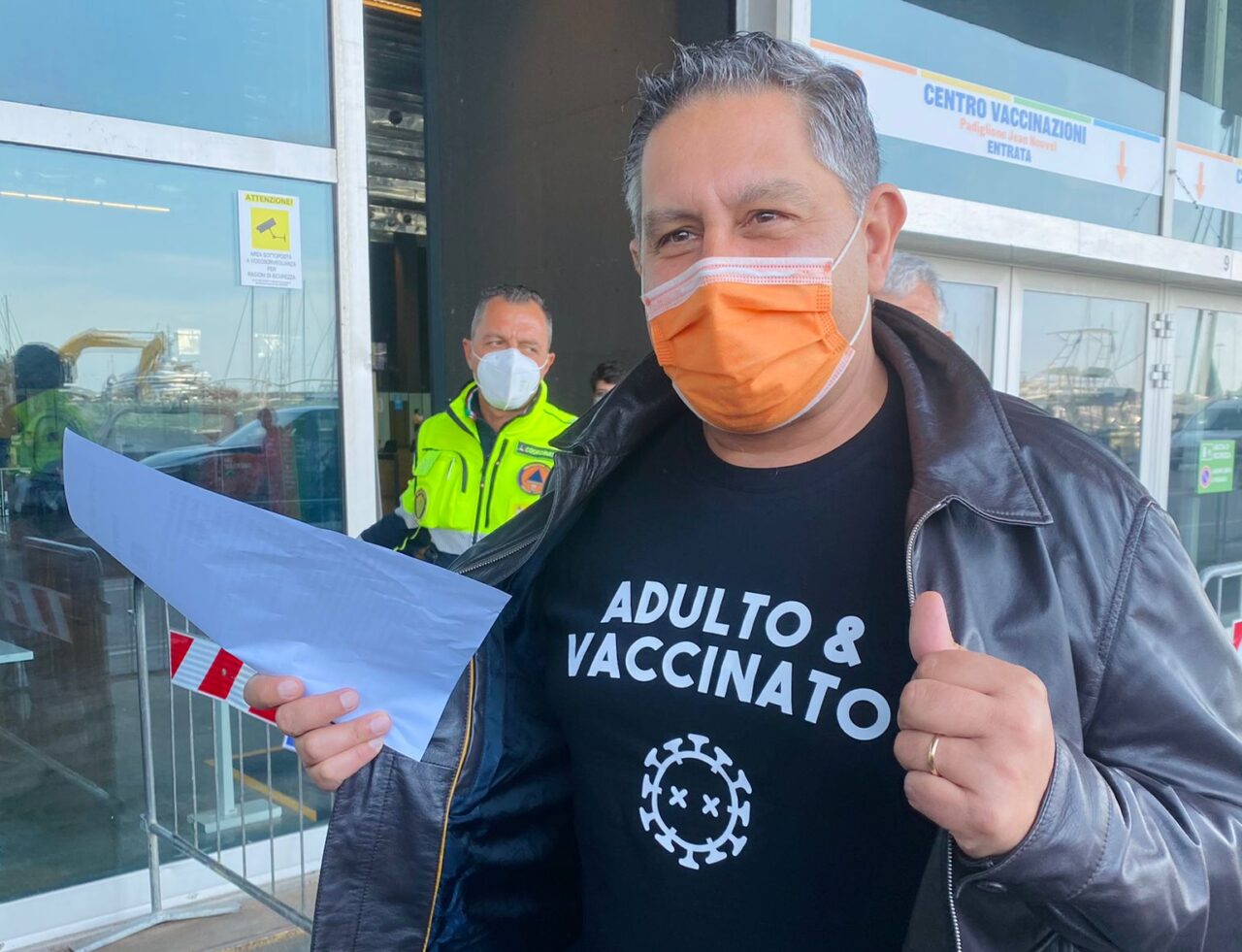 Vaccinazione-show per il presidente Toti (che ha scelto AstraZeneca)