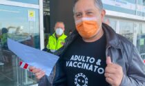 Vaccinazione-show per il presidente Toti (che ha scelto AstraZeneca)