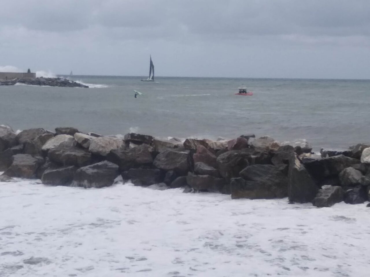 Chiavari, in corso difficile salvataggio in mare di un surfista VIDEO