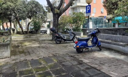 Puliti i giardini alla stazione ferroviaria di Cavi