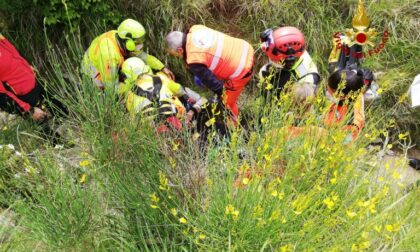 Ciclista cade, soccorso con l'elicottero