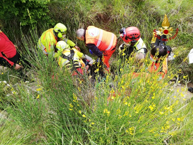 Ciclista cade, soccorso con l’elicottero