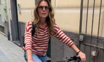 Moneglia, i vip in vacanza nel borgo provano le nuove bici elettriche
