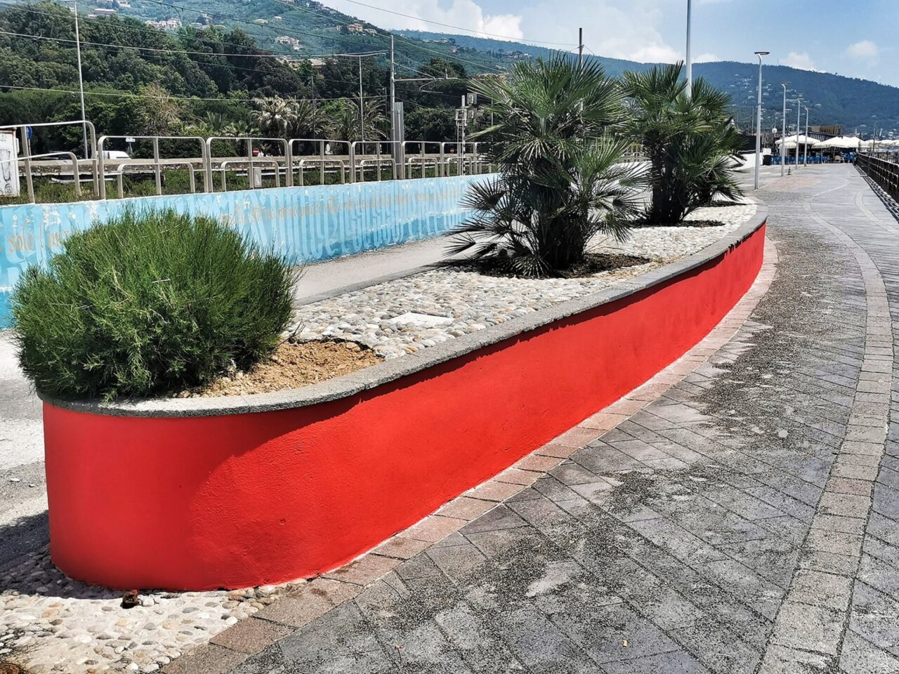 Cambia volto la passeggiata a mare con piante, fiori e nuovi colori