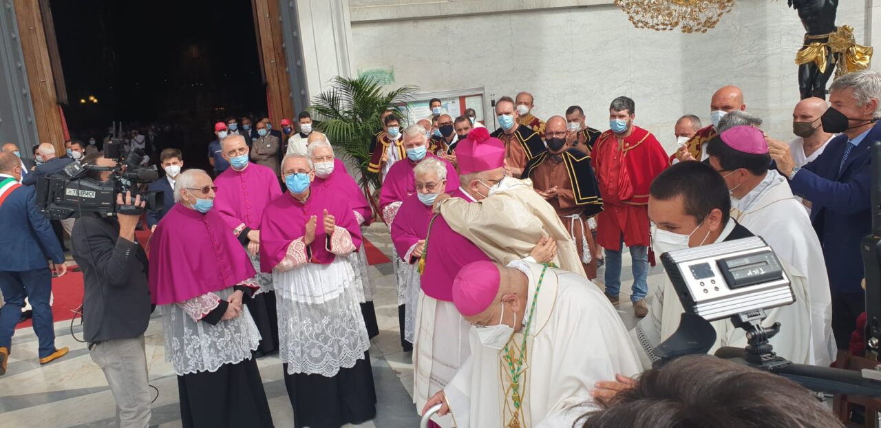 Applausi e abbracci per il nuovo vescovo di Chiavari