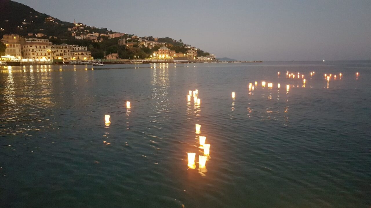 Feste di luglio, la tradizione della posa in mare dei lumini