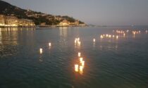 Feste di luglio, la tradizione della posa in mare dei lumini