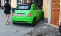 Auto sfonda negozio in pieno centro a Santa