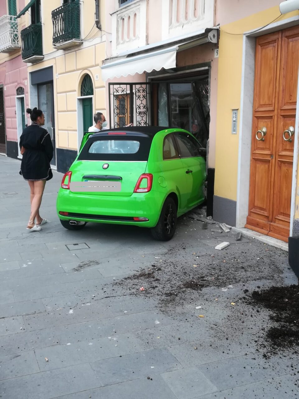 Auto sfonda negozio in pieno centro a Santa