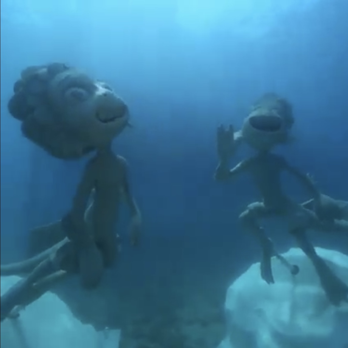 Due statue nei fondali di Monterosso per celebrare il film Pixar “Luca”