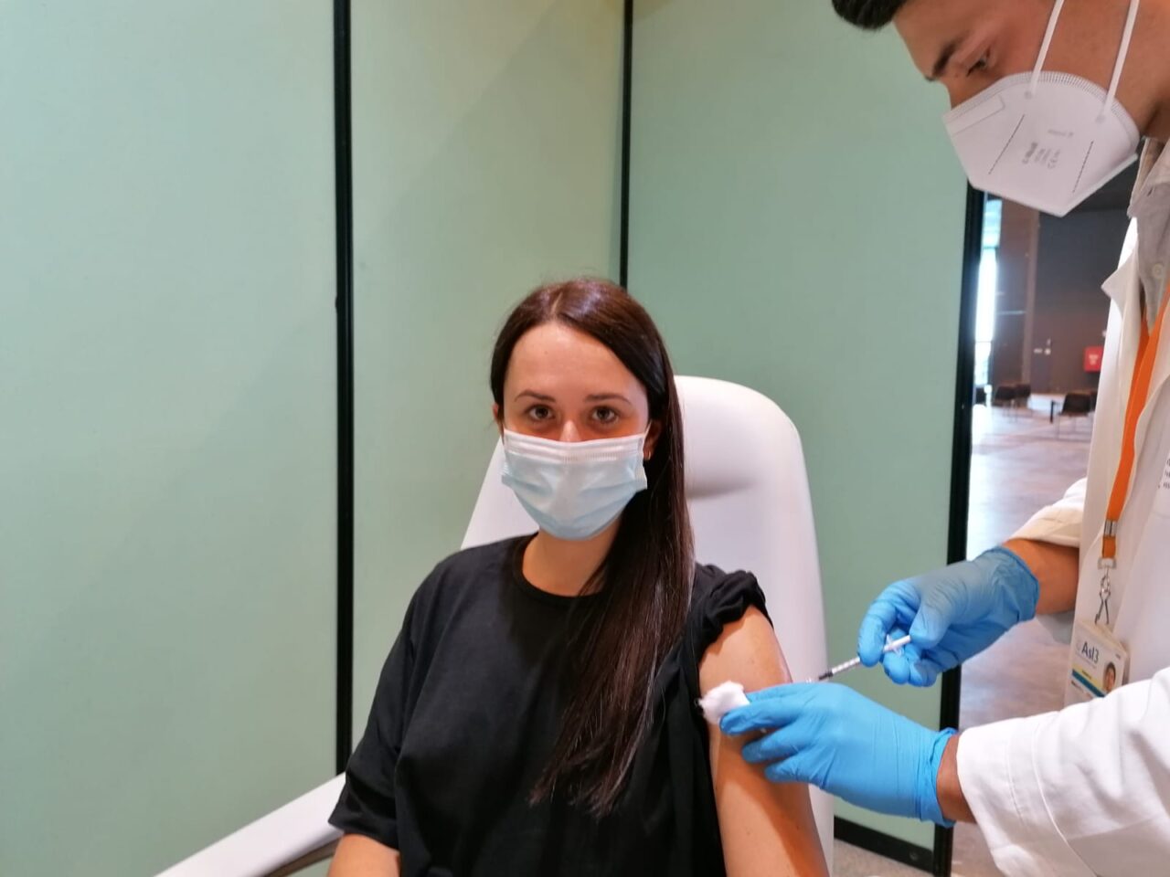 Brava Anna! La studentessa ligure riceve il milionesimo vaccino
