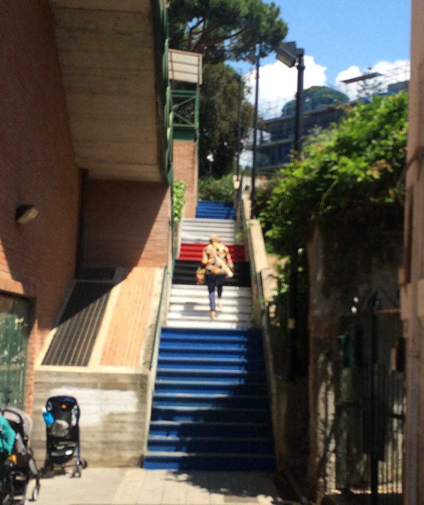 Scalinata di largo Pessagno dipinta con i colori della Sampdoria