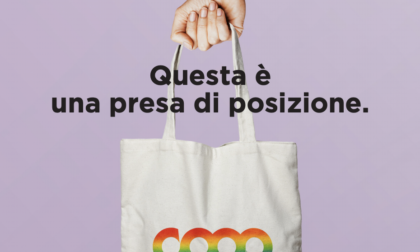 La spesa diventa "gay friendly": comprando la borsa arcobaleno aiuti le associazioni LGBTQ+