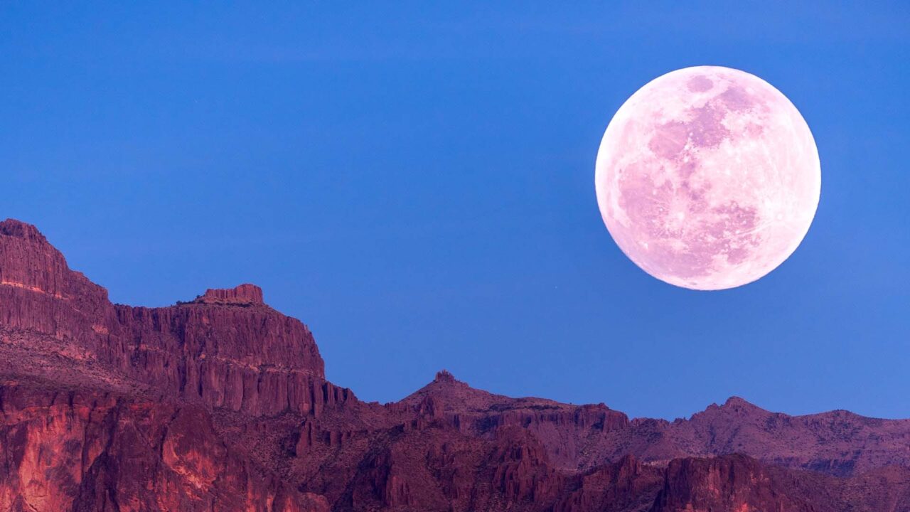 Occhi puntati al cielo per la Superluna delle fragole