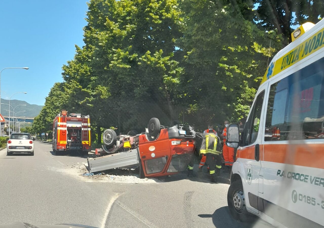 Grave incidente in viale Kasman, furgoncino ribaltato