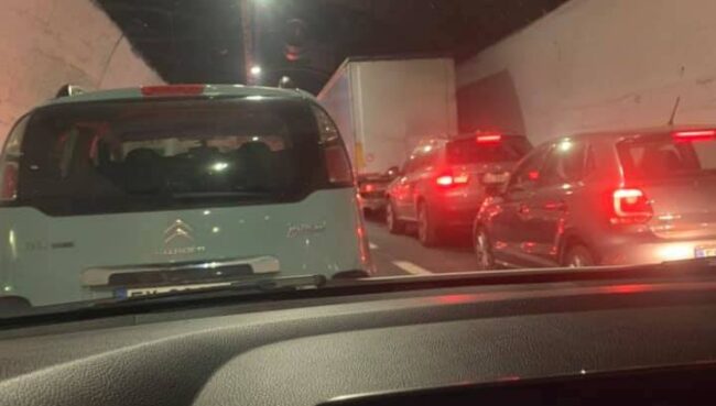 Mezzo pesante perde materiale sull’A12, code tra Recco e Genova Est