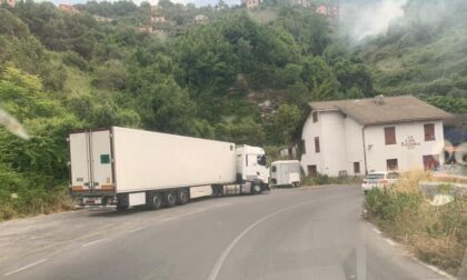 Liberato il camion incastrato in via Garbuggi