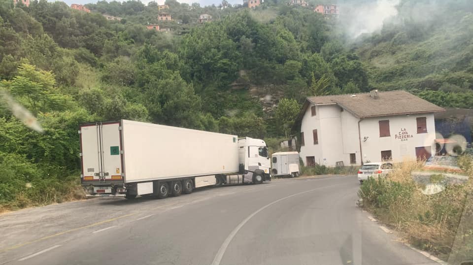 Liberato il camion incastrato in via Garbuggi
