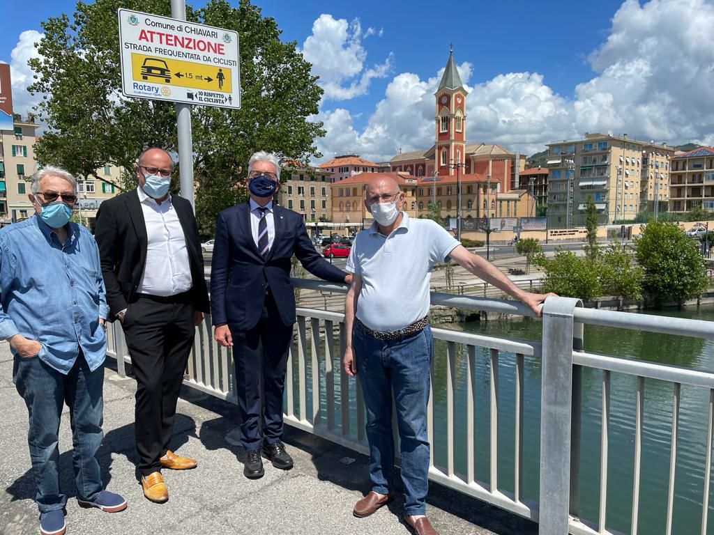 “Io rispetto il ciclista”, il Rotary Club Chiavari Tigullio dona sei cartelli informativi al Comune