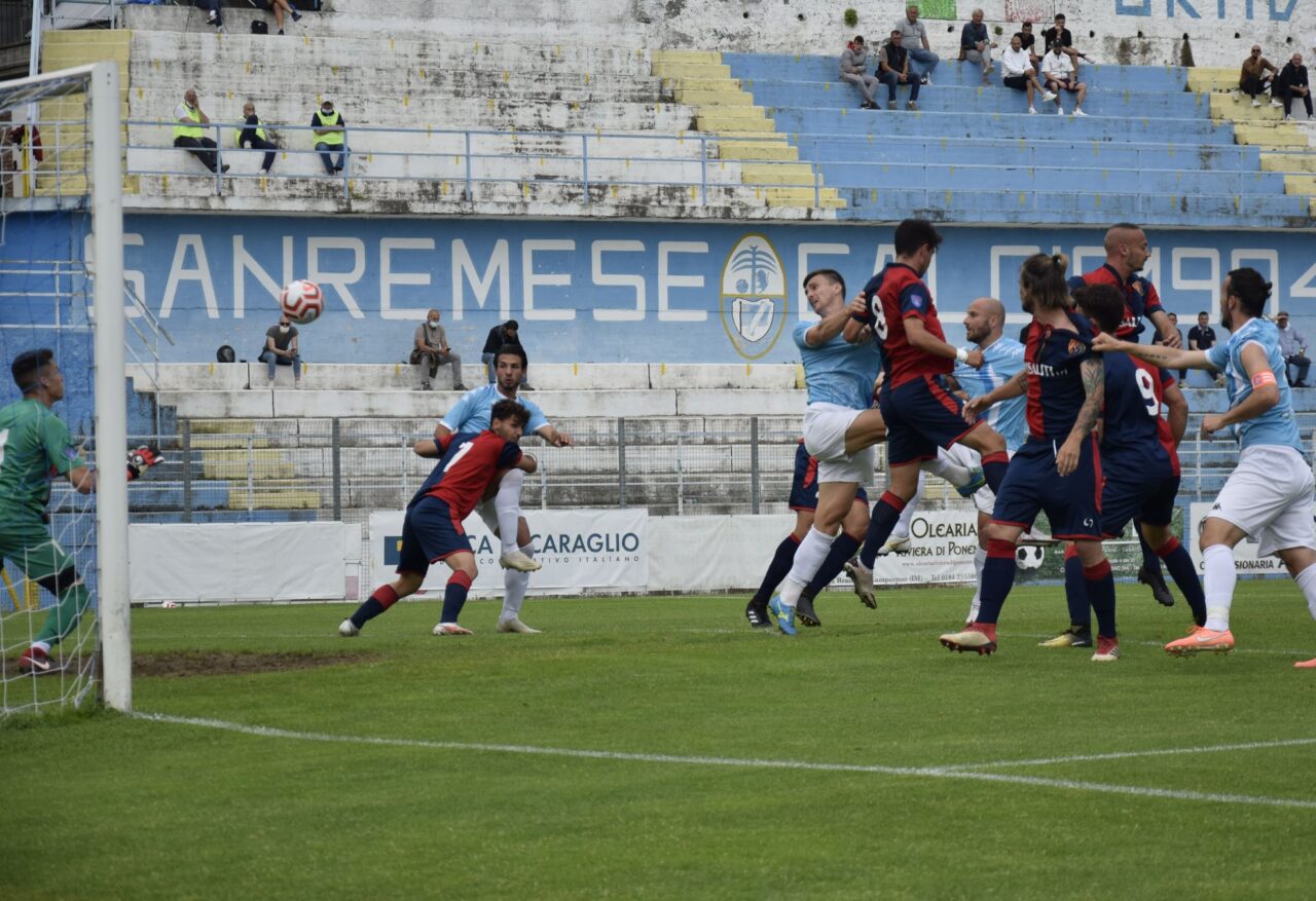Festeggiano troppo la vittoria contro il Sestri Levante, furgone contro muro