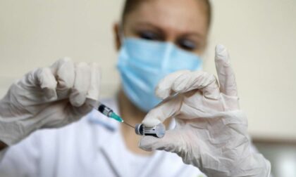 Ondata di contagi: arrivano vaccini a domicilio e più tamponi Drive