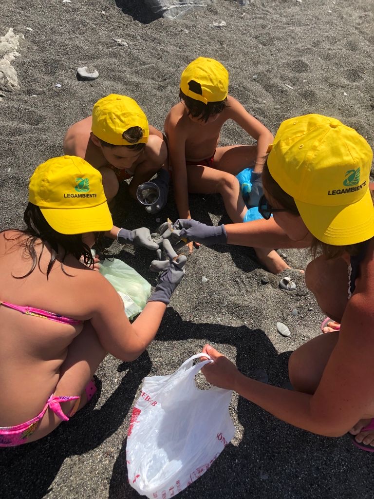 A Lavagna bambini volontari puliscono la spiaggia