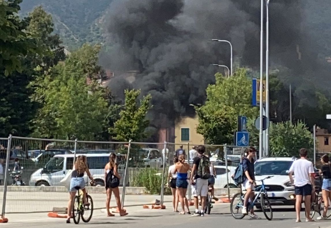 Sestri Levante: incendio distrugge alcuni veicoli