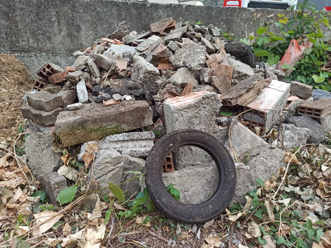 “Decenni di politiche di cemento allegro lasciano il segno: trovati cumuli di rifiuti abbandonati”