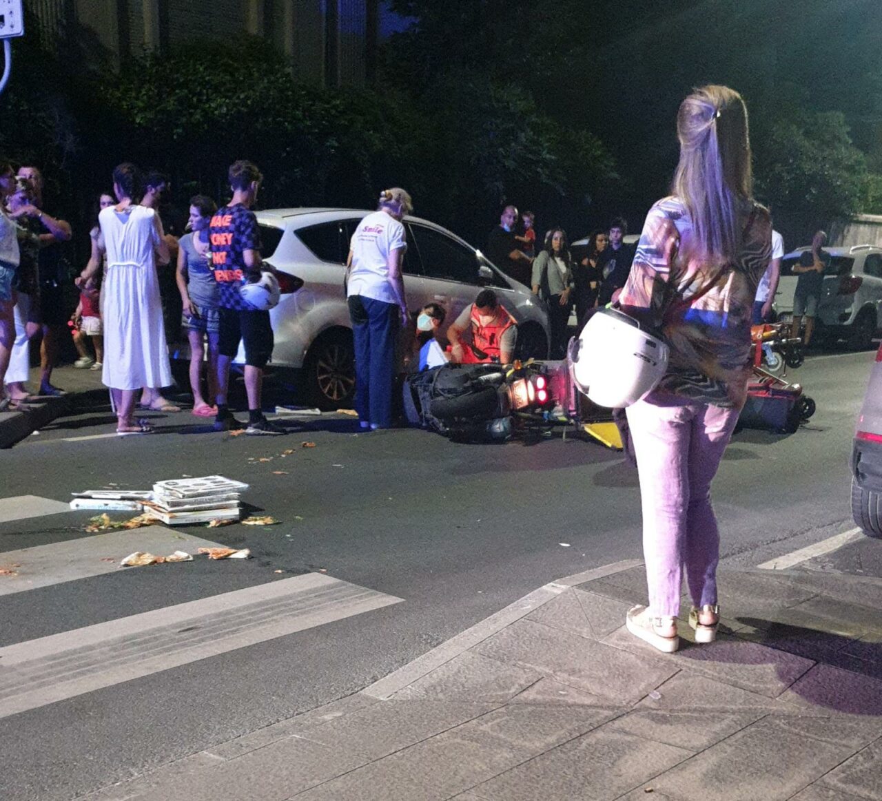 Incidente in corso Montevideo, auto urta contro un portapizze