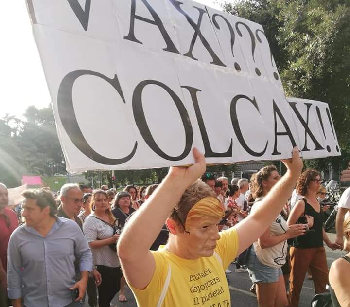 No Vax, i manifestanti “assediano” il Tribunale