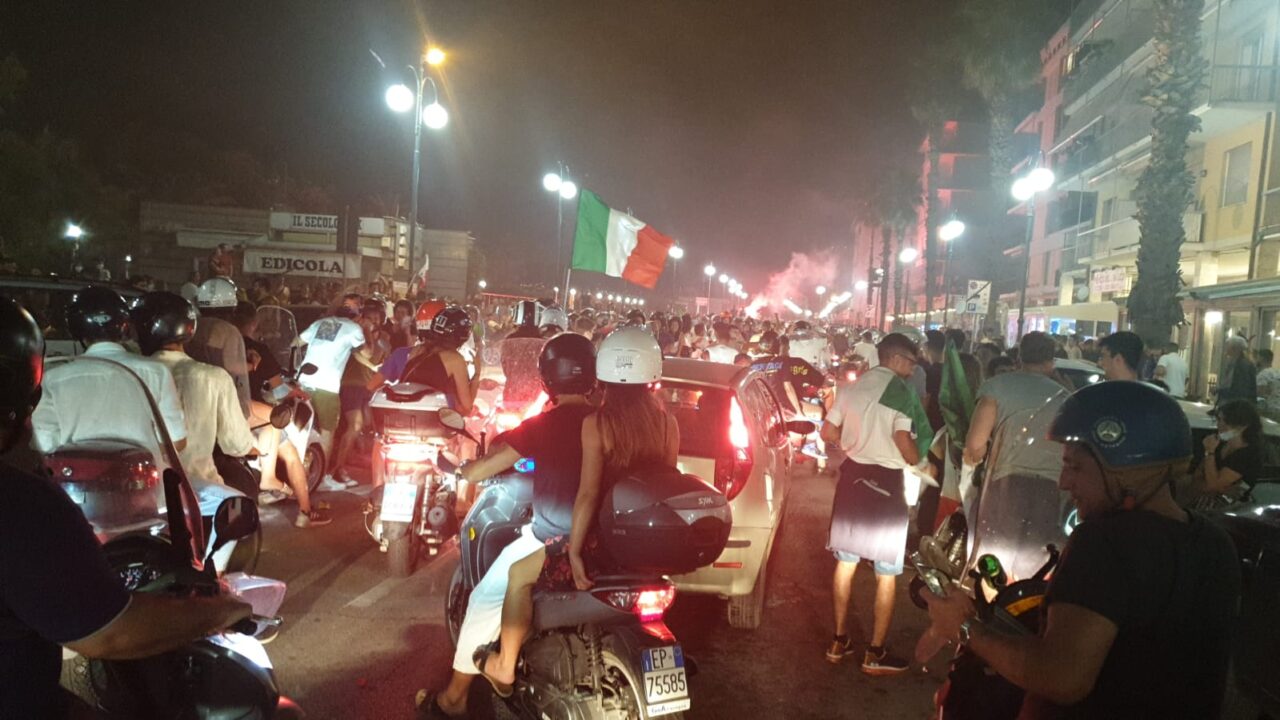 L’Italia di Mancini va in finale a Euro 2020, caroselli in tutto il Levante