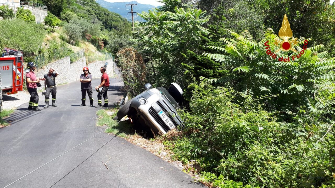 Esce di strada in via Bana, intervento dei Vigili del Fuoco