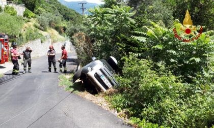 Esce di strada in via Bana, intervento dei Vigili del Fuoco