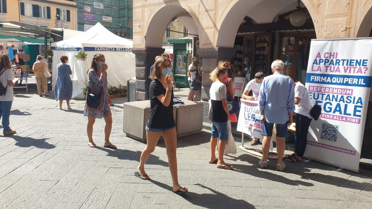 Eutanasia, in corso la raccolta di firme a Chiavari: centinaia le adesioni