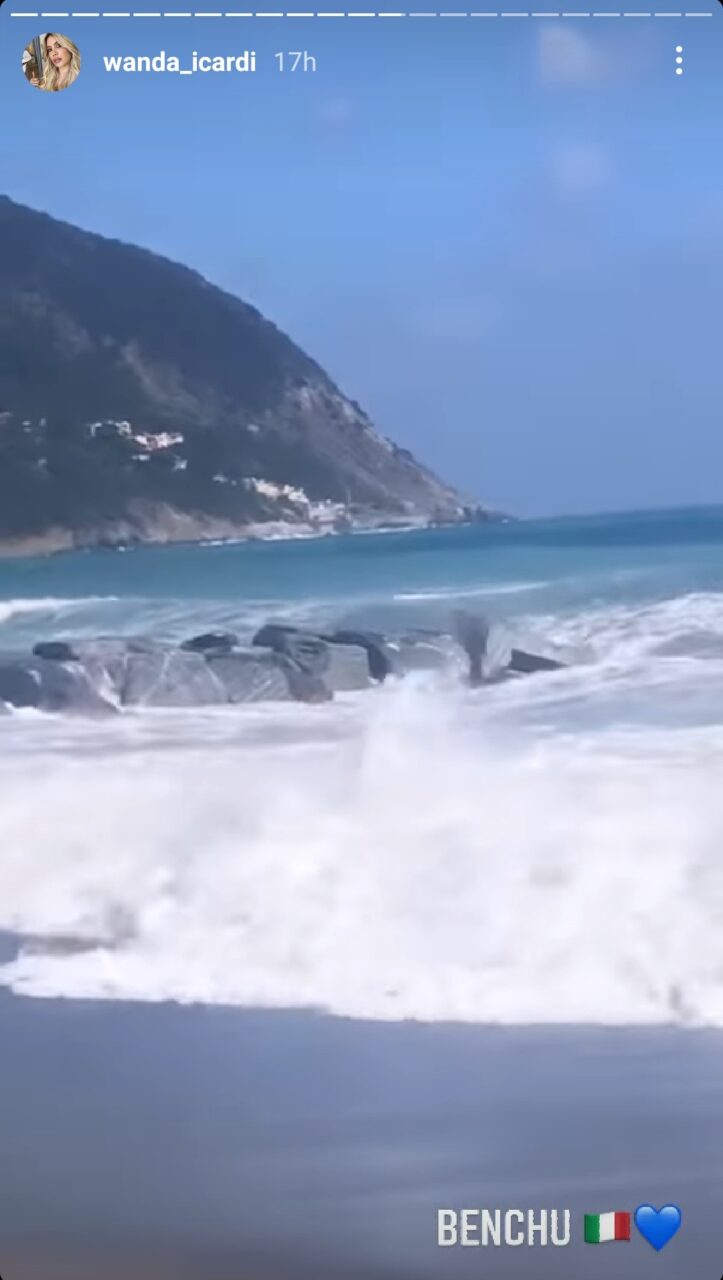 Wanda Nara al mare a Moneglia