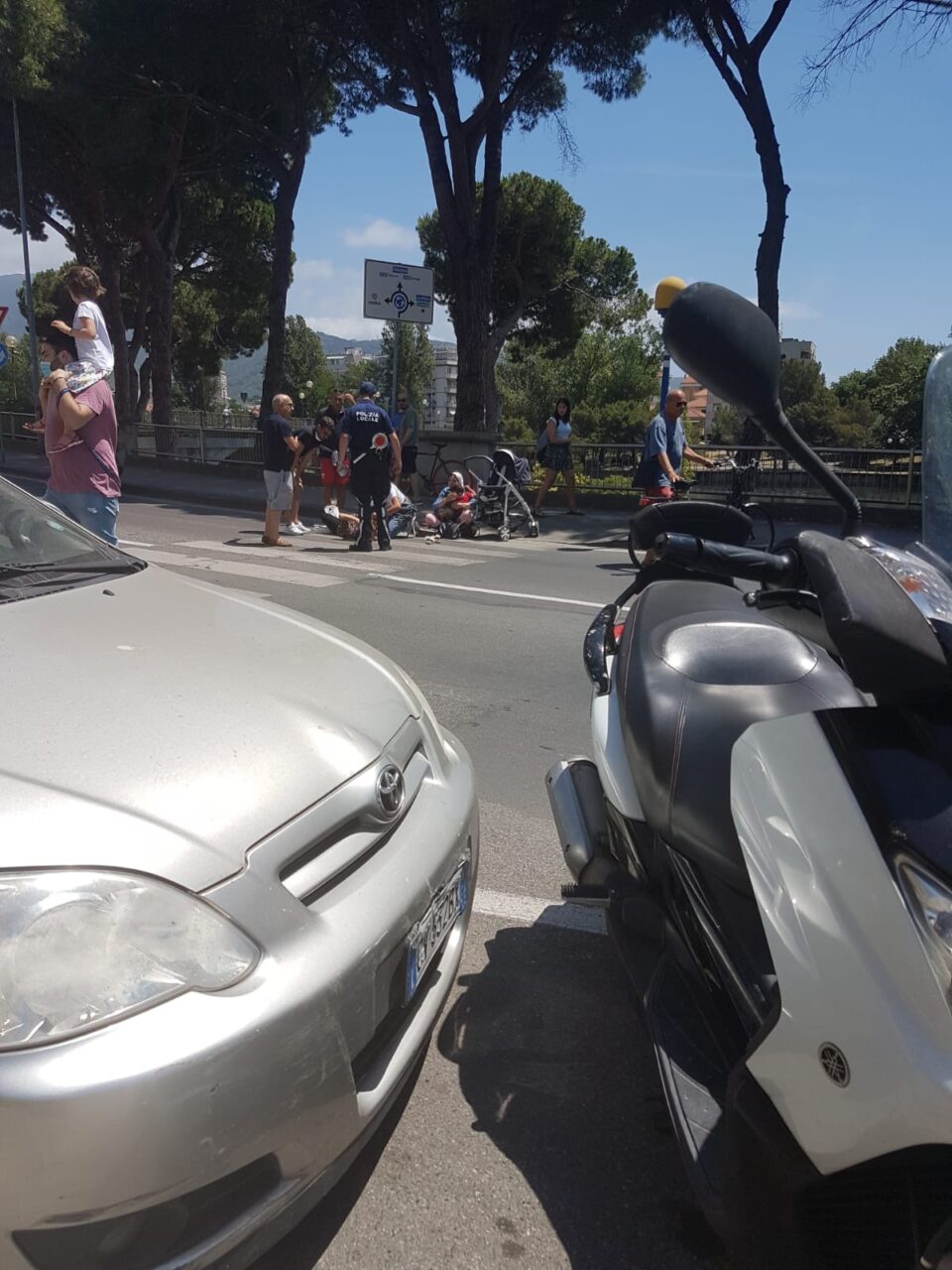 Investita una donna in viale Marconi: sfiorato un bimbo nel passeggino