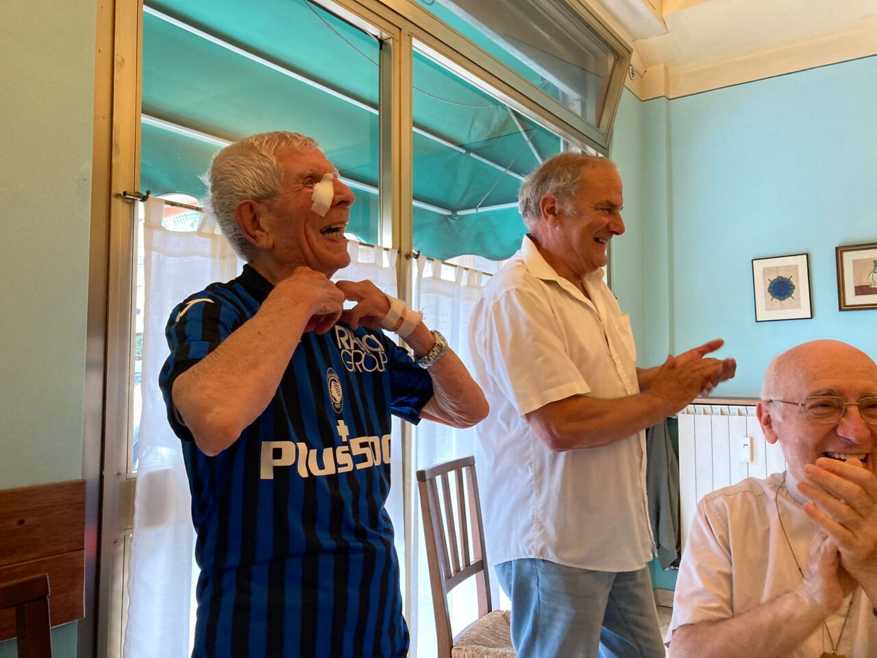 Padre Costanzo, il frate dei record: 70 anni di messa, 95 di passione per l’Atalanta