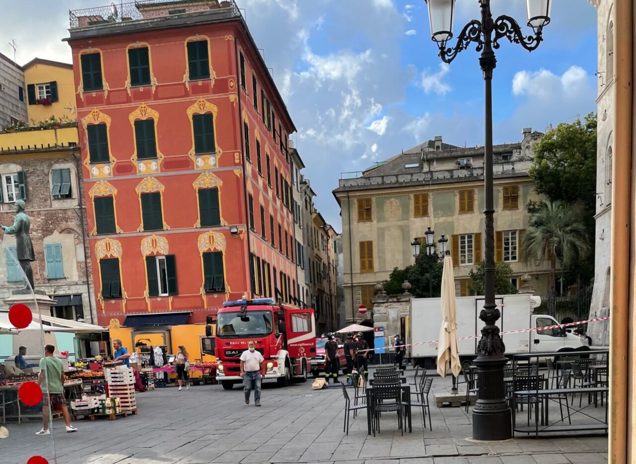 Precipita in piazza Mazzini la campana del palazzo dell’ex Tribunale