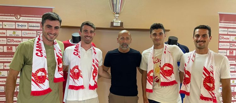 Tre giocatori della Lavagnese con Masitto al Campodarsego