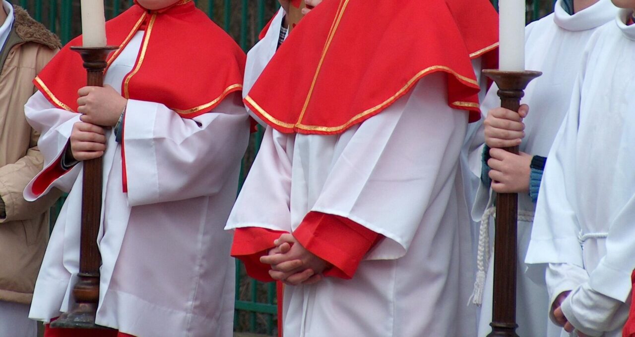 Tredicenne vuole fare la chierichetta in chiesa, ma il parroco dice no: “Solo maschietti”