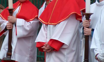 Tredicenne vuole fare la chierichetta in chiesa, ma il parroco dice no: "Solo maschietti"
