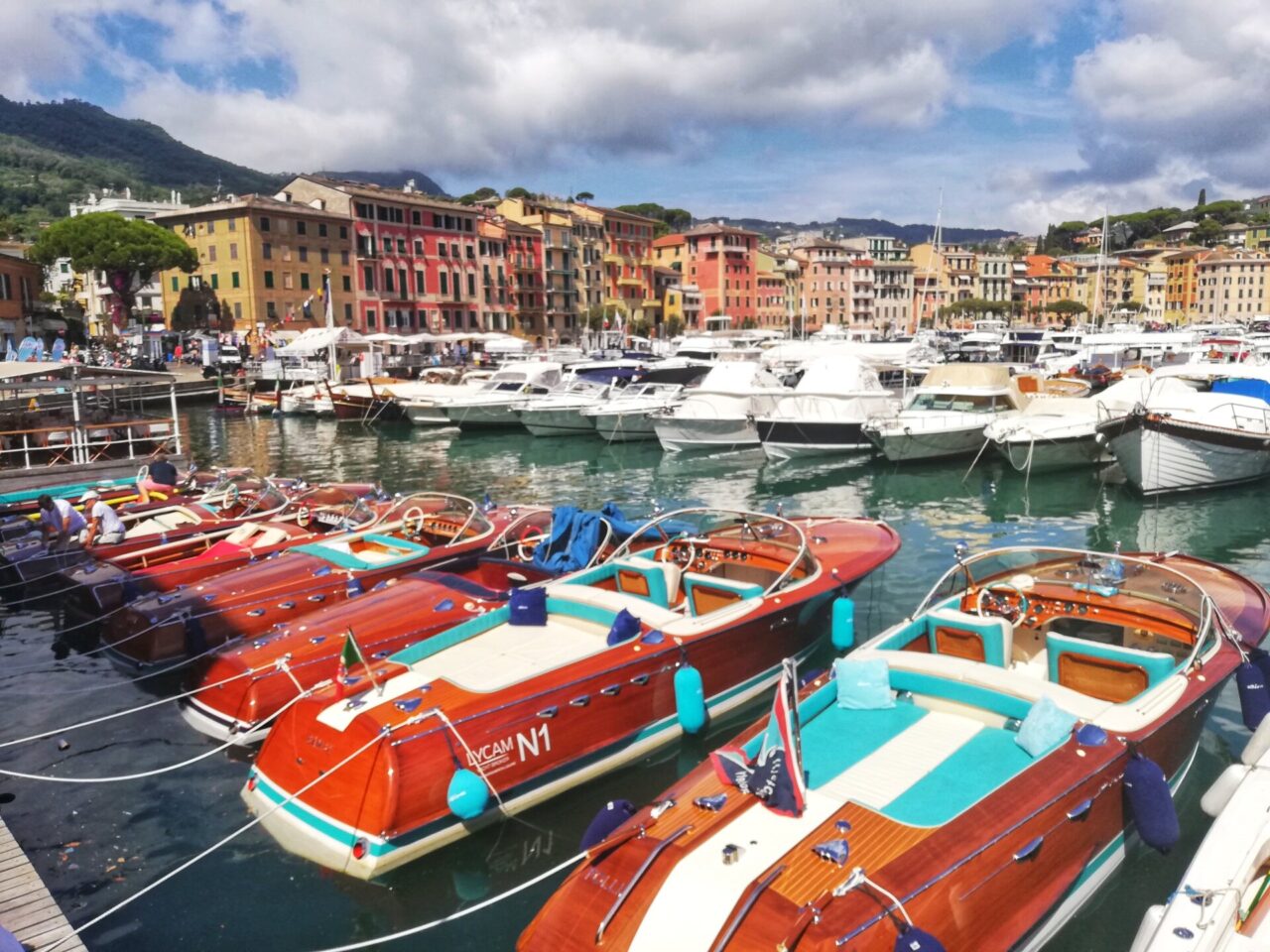 Primi arrivi a Santa Margherita Ligure tra i 22 Riva d’epoca del 3° Tributo a Carlo Riva, raduno di scafi storici